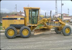 Caterpillar greyder, makine parkında yandan görünüm