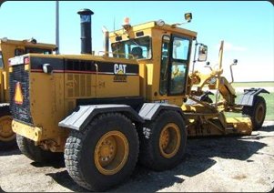 Caterpillar greyder, arkadan ve yandan görünüm